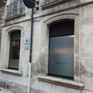 enseigne-drapeau-et-adhesif-depoli-restaurant.jpg