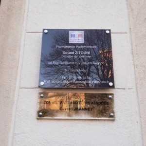 plaque-plaqueprofessionnelle--onvousvoitdeloin-avignon-pose-creation-design-fabrication.jpg